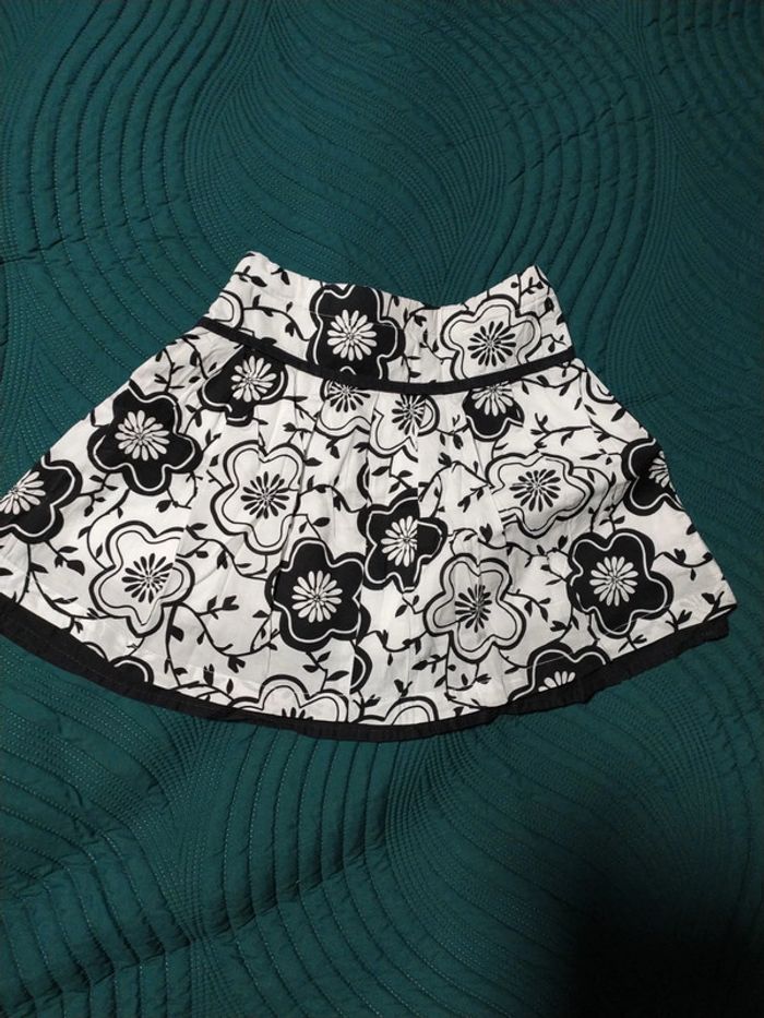 Jupe noir et blanc à fleur 6 ans - photo numéro 5