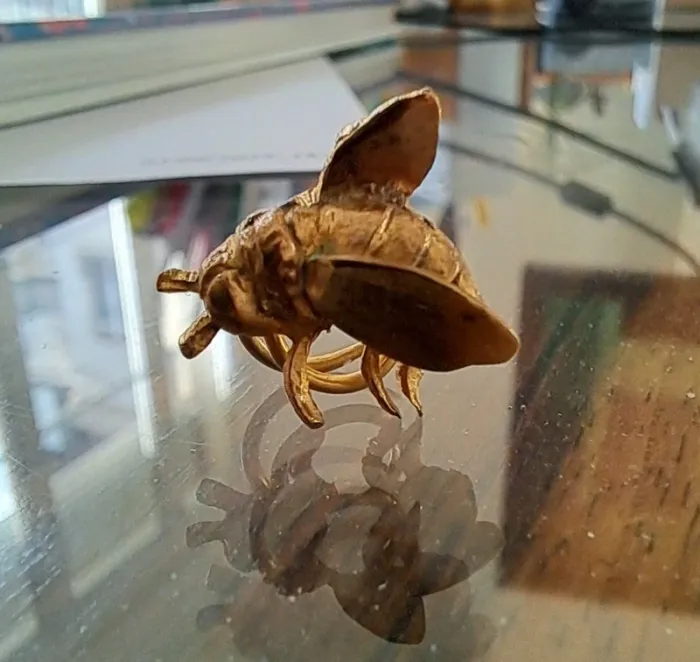Broche ou pin's original et ancien en métal doré insecte - photo numéro 3
