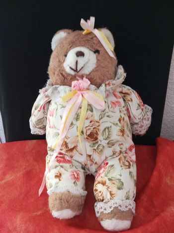 Ours marron vintage tenue à fleurs
