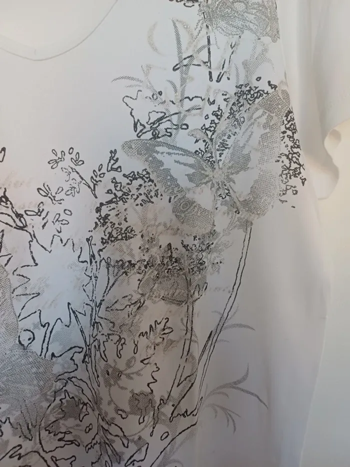 T-shirt motif papillons/ pailleté - photo numéro 2