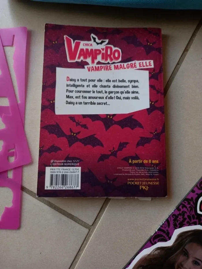 Lot articles Chicca Vampiro : Sac + livre+ bracelet + jeu - photo numéro 3