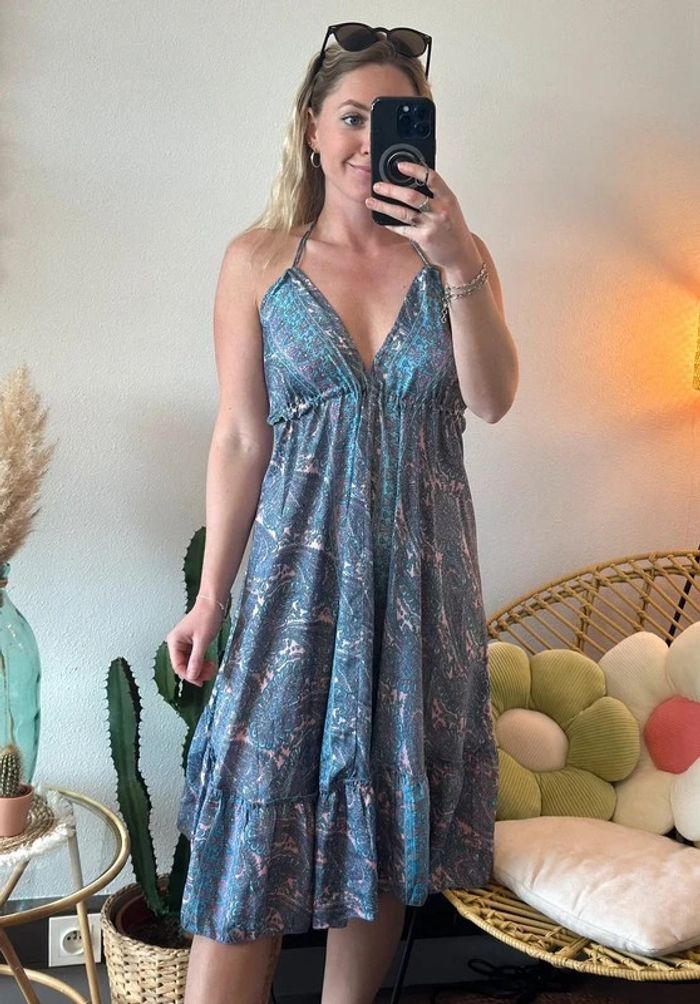 Robe d’été bohème en soie à motifs fleuris rose et bleu dos nu taille U