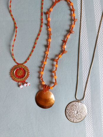 Lot de 3 colliers fantaisie tons orange et doré