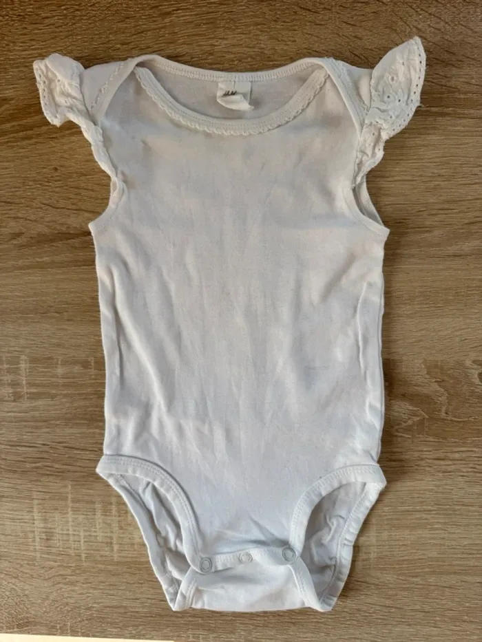 Body MC blanc dentelle H&M 9 mois TBE - photo numéro 2