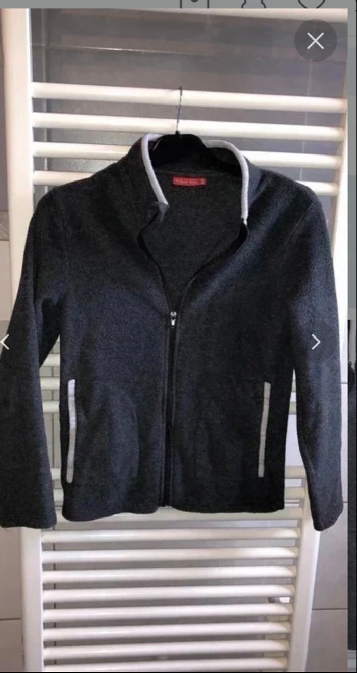 Veste polaire grise avec 2 poches taille 12 ans en tbe à 5 euros