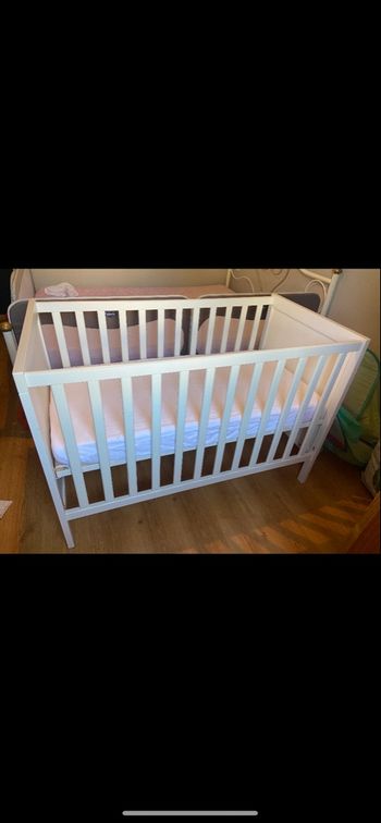 Lit à barreau bébé IKEA avec matelas neuf