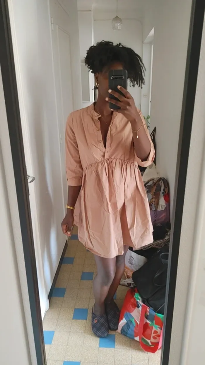 Robe ample courte manche 3/4 décolleté bouton coupe originale col mao