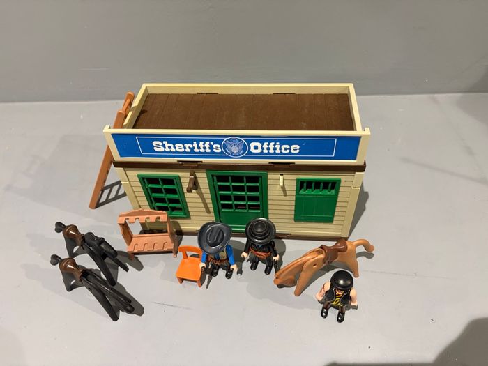 Playmobil Bureau sheriff Sherrif’s Office 3 personnages 1 sheriff, 1 policier et 1 voleur 3 chevaux - photo numéro 3