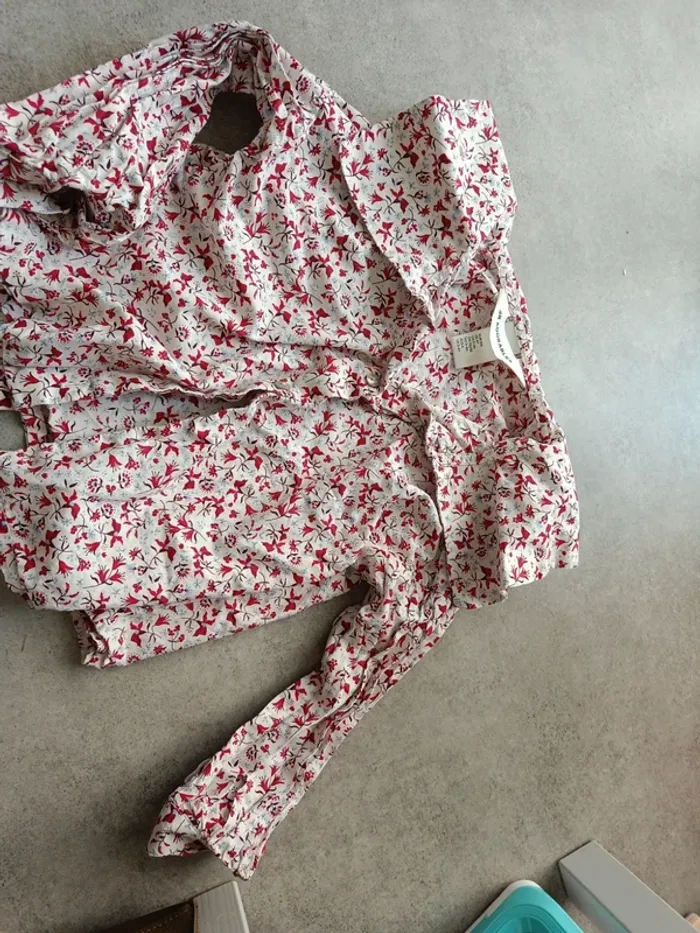 Chemise fleurs rouges H&M adorables 104cm manches longues - photo numéro 2