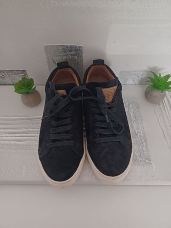 Sneakers noires cuir retourné motifs reliefs Mipacha Pointure 37