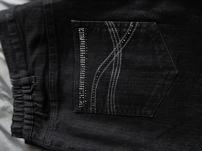 N°242  Jean avec élastique sur les coté.