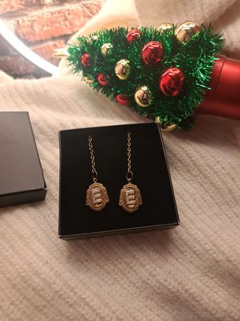 Boucles d'oreilles pendante avec initiale lettre E