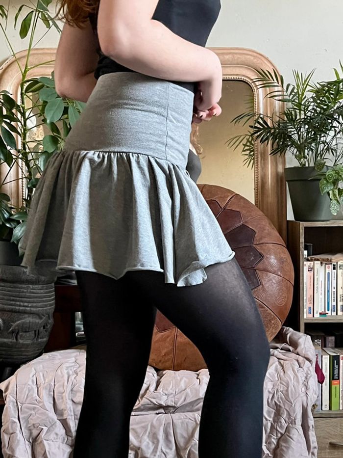 Jupe courte taille haute asymétrique - grise