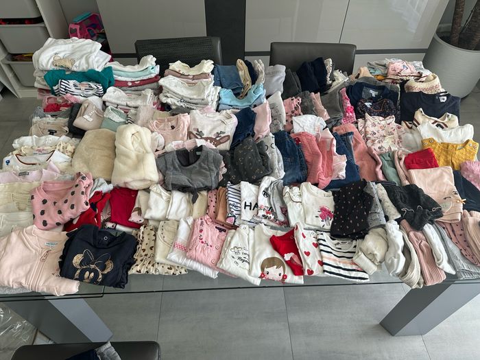 Gros lots de presque 200 pièces taille 6 mois bébé fille très bon état