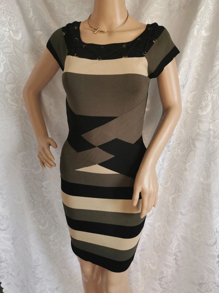 Robe moulante. Noir kaki beige. Taille 36 Morgan