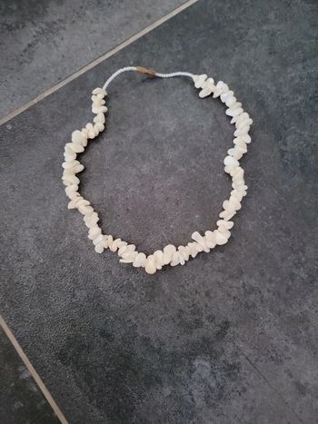 Collier raz de coup en coquillage perle nacré