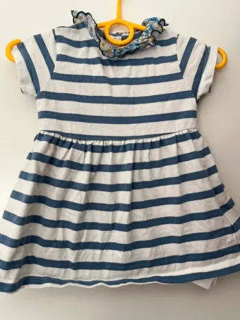 Robe avec col fleuri