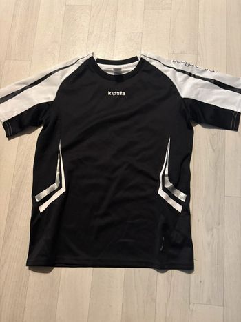 T-shirt noir kipsta 8 ans très bon état noir et blanc manches courtes écriture argenté au dos