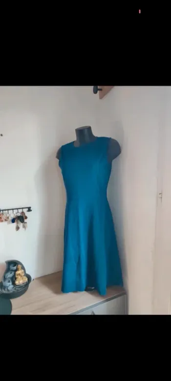 Robe dessus genou taille 36 uniqlo