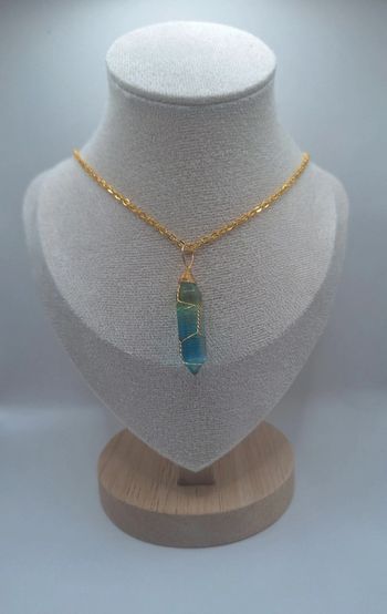 Collier pierre entourée de fil de fer
