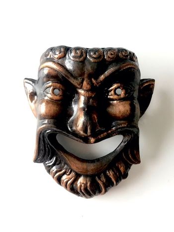 Masque de la tragédie grecque en mètal