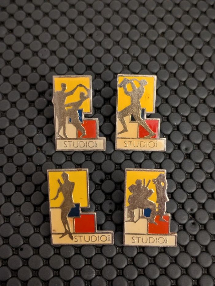 Série de 4 pin's Studio line L'Oréal