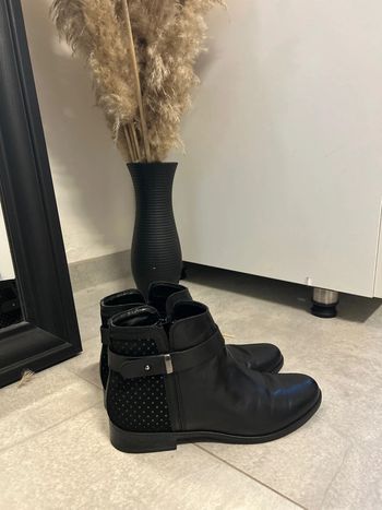 Paire de bottines neuves 38 noire femme parfait état
