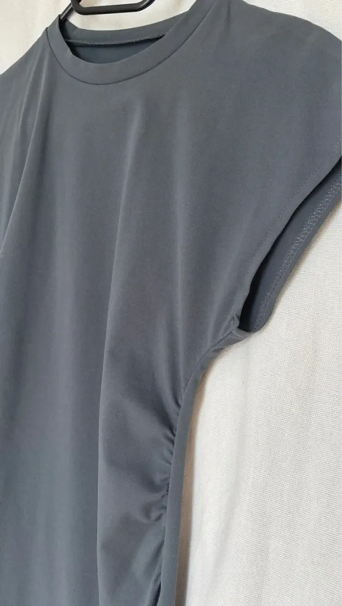 Robe courte grise cintrée avec plis à la taille neuve - photo numéro 3