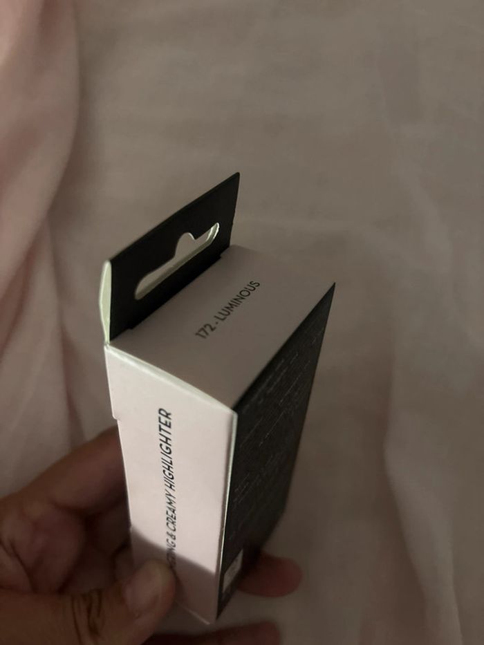 Highlighter en stick rose neuf - photo numéro 2