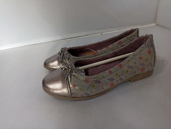 Ballerines argentées fleurs taille 33