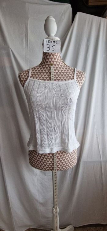 Débardeur, blanc,croc top, en coton, en très très bon état, longueur 46cm, largeur d'épaule 25cm