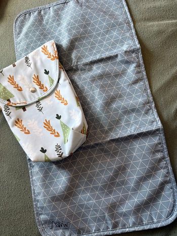 Tapis à langer de transport + sac à couche imperméable 