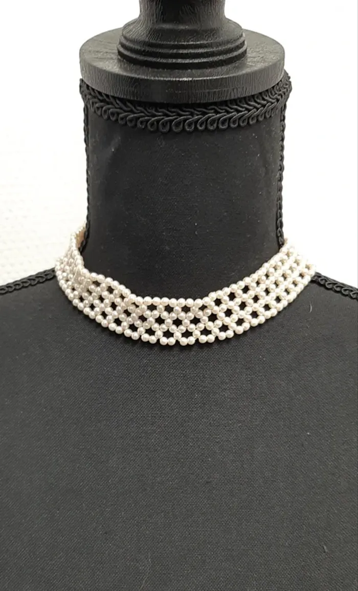Très joli collier vintage raz du cou en perles