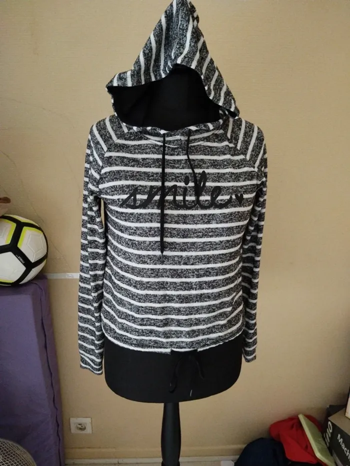 Sweat a capuche taille M fb sister