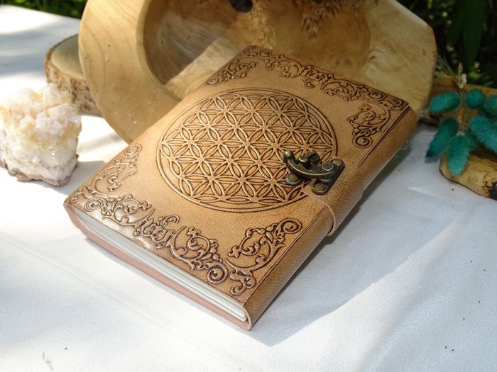 Grimoire fleur de vie beige - photo numéro 3