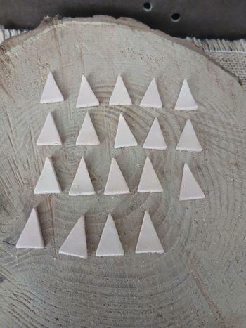 Lot de 19 triangles en cuir pour créations de bijoux