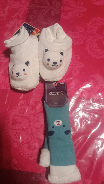 Une paire chausson avec une paire de chaussettes neuve