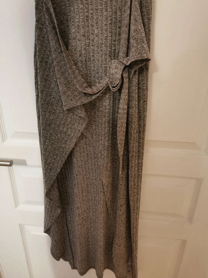 Robe grise fendu d'un côté - photo numéro 2