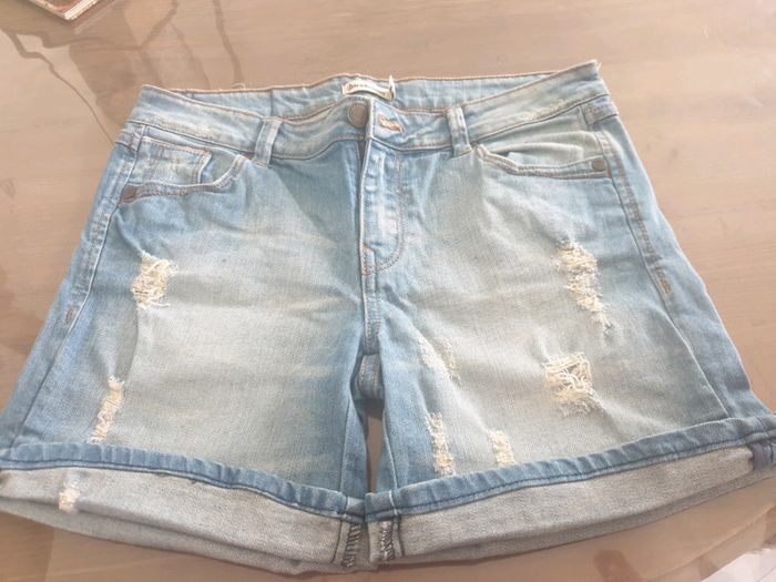 Stradivarius taille 34 short en jean