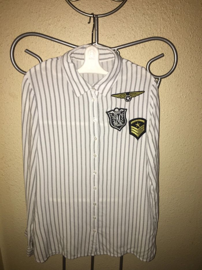 Chemise manches longues à rayures et écussons