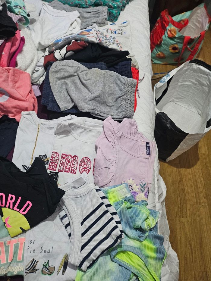 Lot de vêtements filles  et garçons  taille de 5.a 8 ans - photo numéro 2