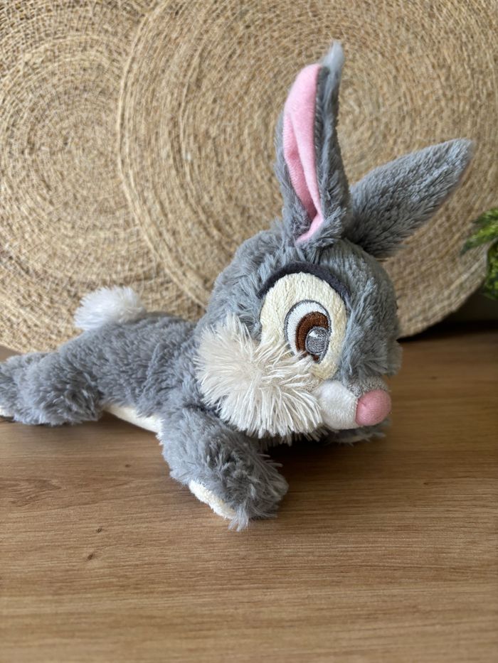 Doudou lapin Panpan couche gris blanc Disneyland Paris