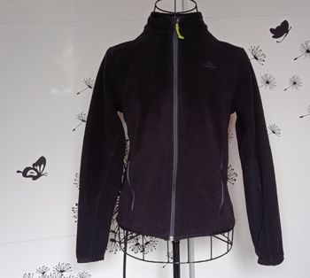 Veste zippée légèrement molletonnée de couleur noire. Taille 12 ans mais taille petit