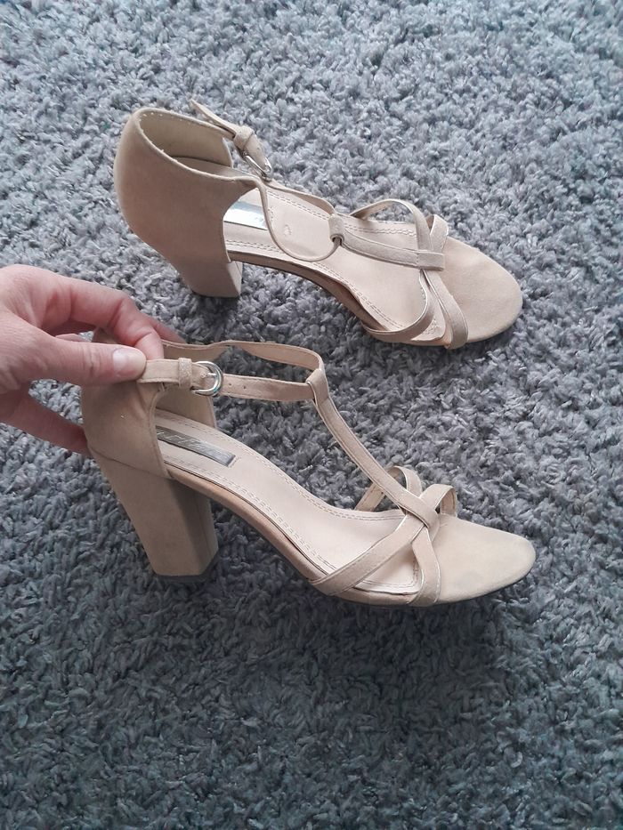 Jolie paire de talons beige T39 - photo numéro 1