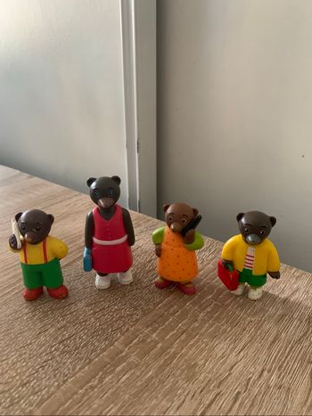4 figurines petit ours brun sac et téléphone
