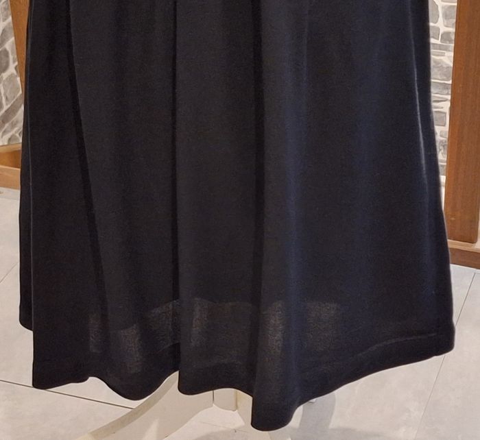 Robe élégante noire unie avec les épaules et la nuque en dentelle - photo numéro 4