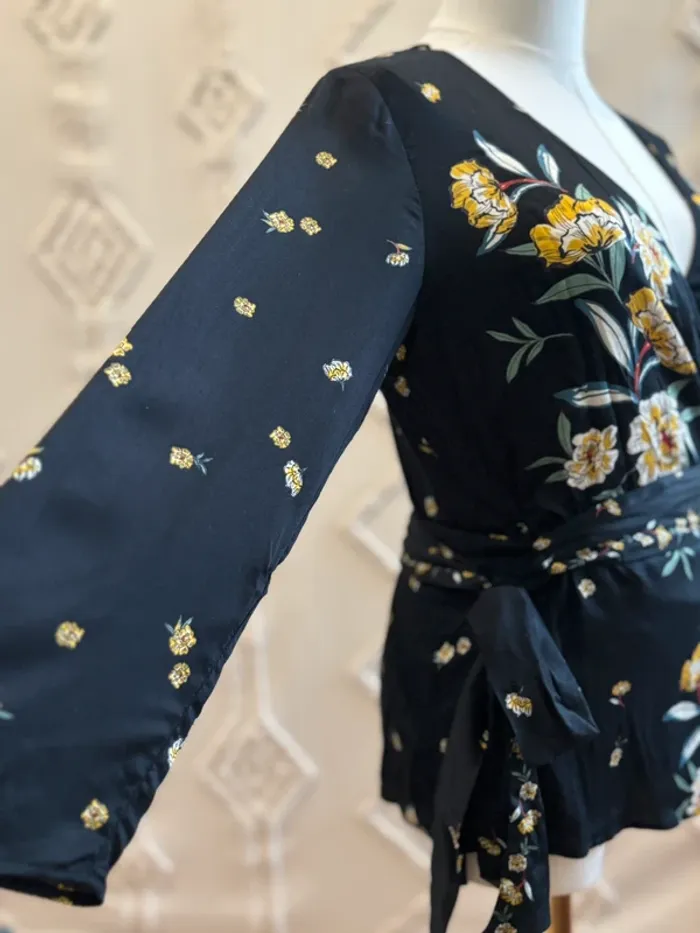 Blouse portefeuille noire fleurie Zara – taille S – viscose - photo numéro 2