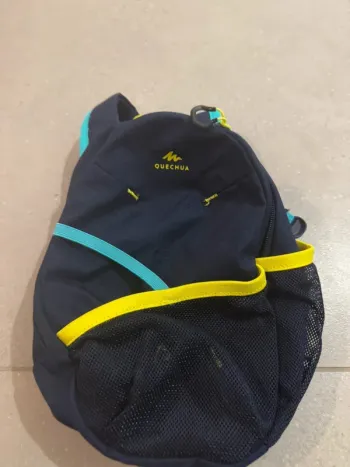 Petit sac à dos navy Quechua, très bon état, 18x26cm