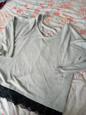 Pull gris dentelle