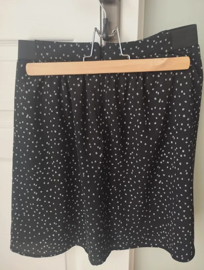 Petite jupe noire à motif camaïeu 36